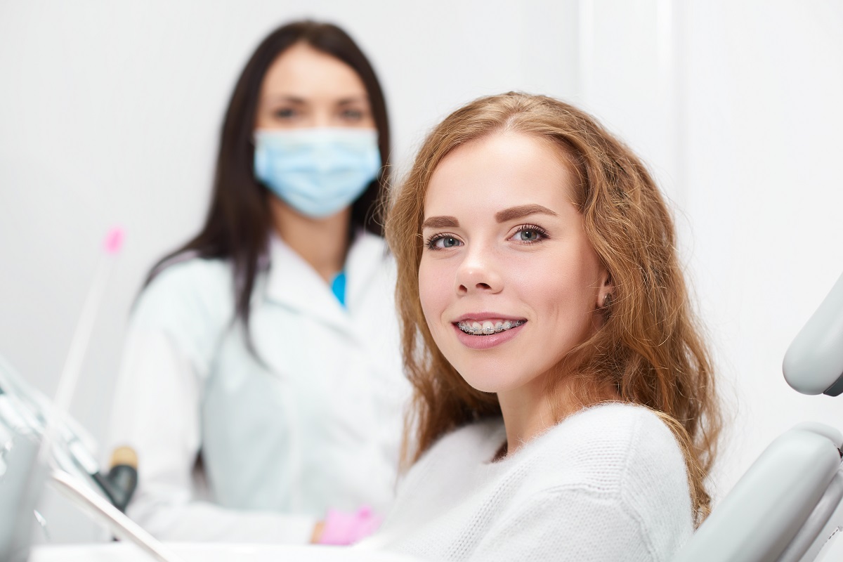 Jakie zabiegi warto wykonać przed założeniem aparatu ortodontycznego?