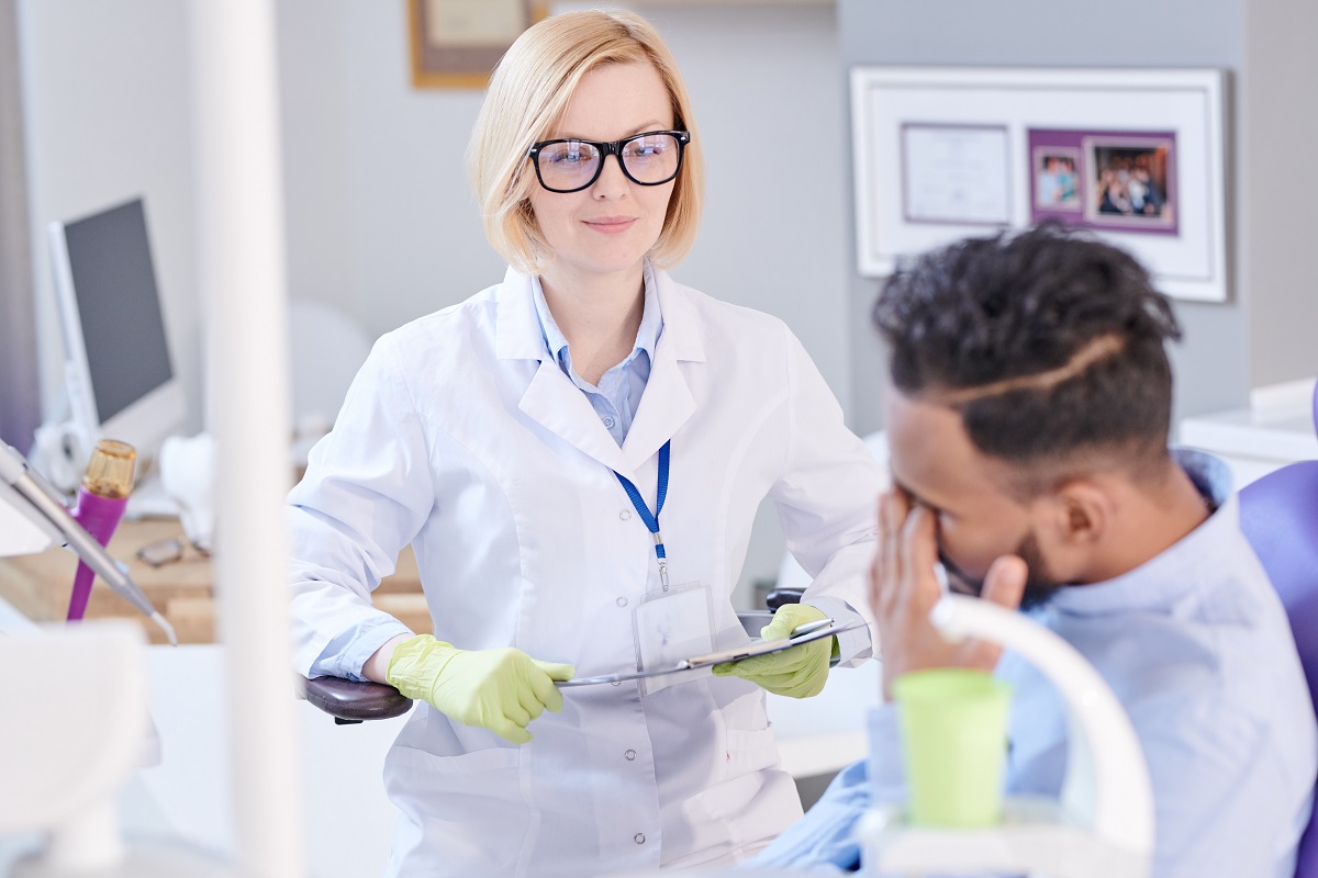 Czy stomatolog może wystawić zwolnienie lekarskie? Wyjaśniamy, w jakich przypadkach dentysta zwolni Cię z pracy lub zajęć w szkole.