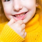 Żółte zęby u dziecka – wszystko, co musisz wiedzieć